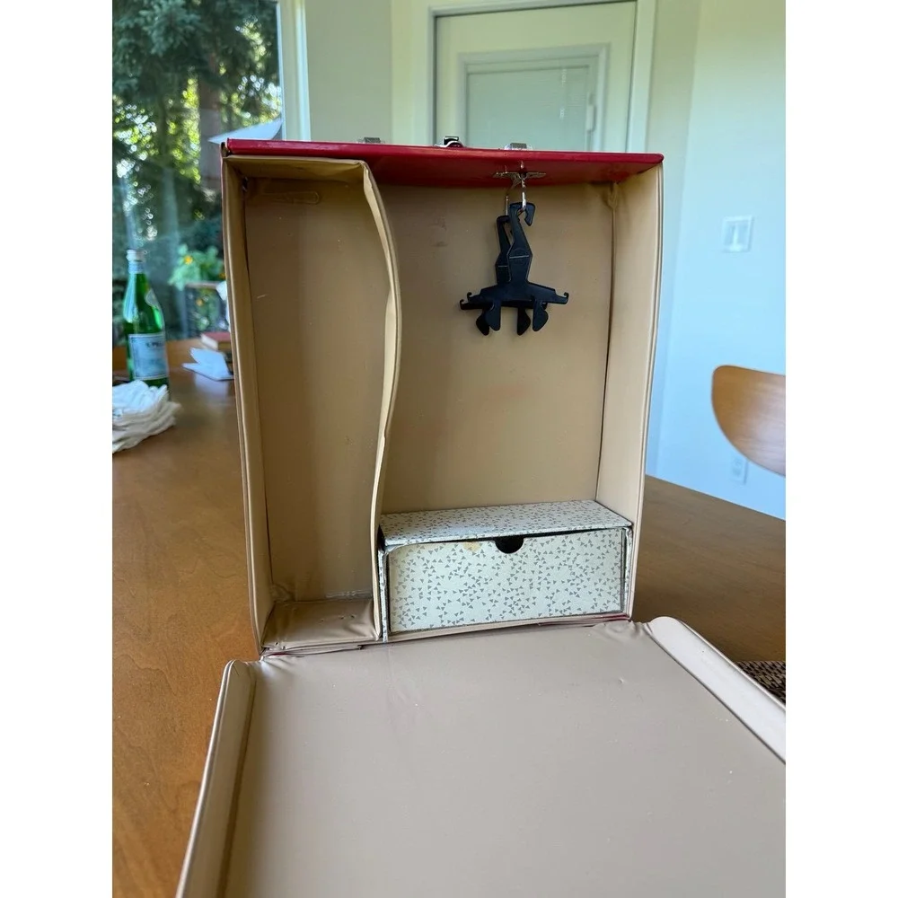 Vintage vinyl doll case by Neevel